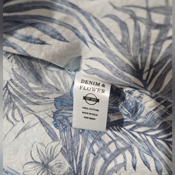 Denim & Flower Button Down Tropical Hawaiian Print, Short Sleeve Shirt. Mens Med - Picture 7 of 9